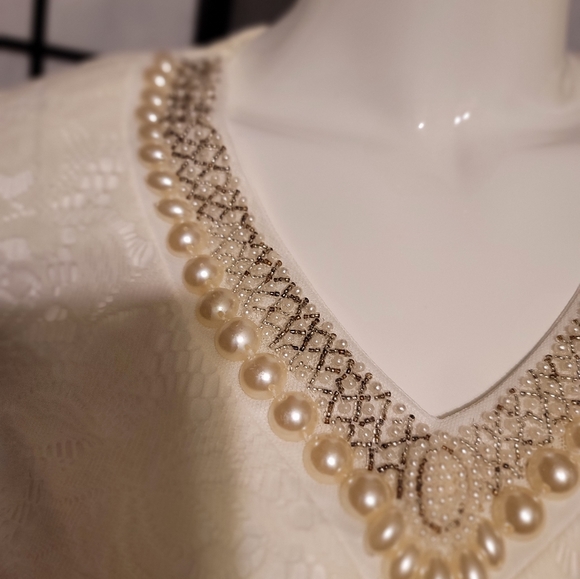 LA VANYA BEAUTIFUL LACY LADIES TOP SIZE MEDIUM/JEWELED PEARL NECKLIN - Picture 9 of 10
